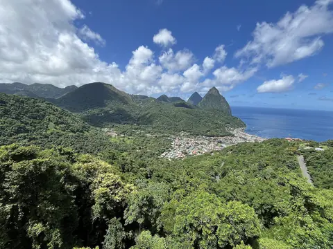 Frodige bjerge, byen Soufrière og de spidse Pitons-tinder ved havet