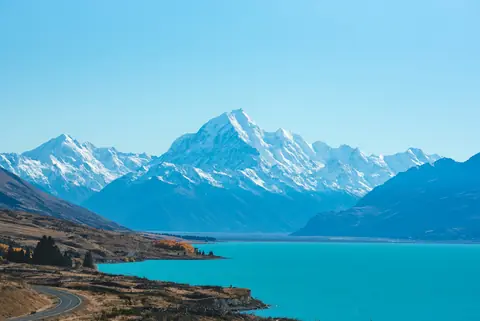 Sneklædte Aoraki/Mount Cook over den turkise sø Pukaki på New Zealands Sydø