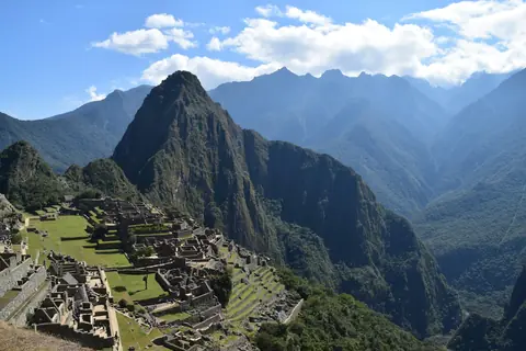Inkaruinerne i Machu Picchu med bjerget Huayna Picchu og Andesbjergene i baggrunden
