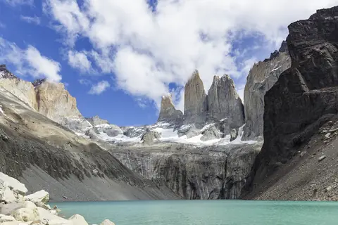 Granittårnene i Torres del Paine over en turkis bjergsø