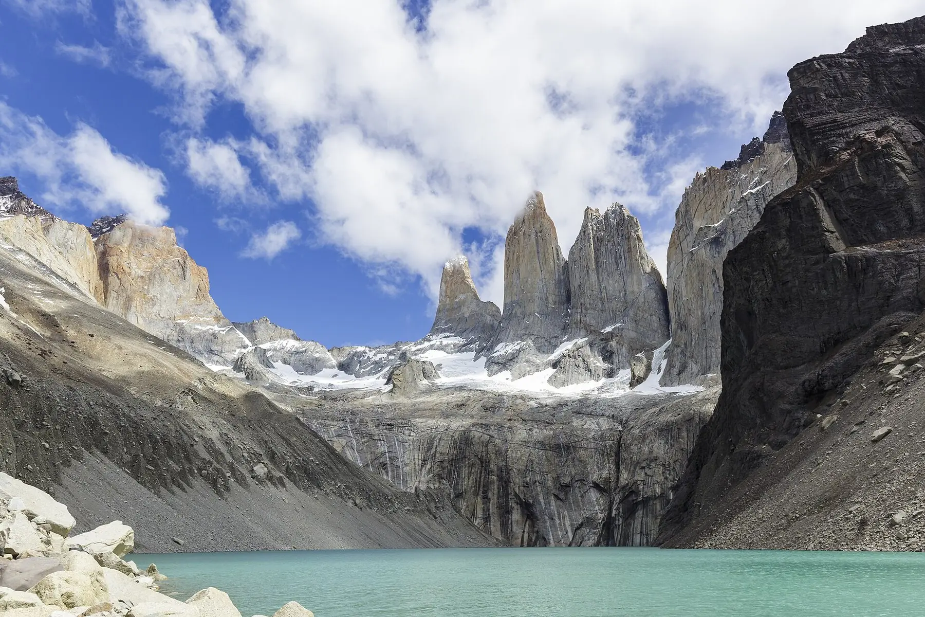 Granittårnene i Torres del Paine over en turkis bjergsø