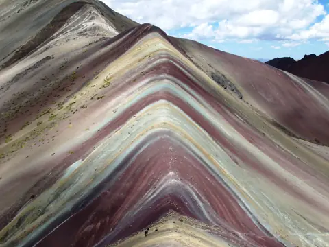 De stribede røde, grønne og gule lag på Regnbuebjerget Vinicunca i Andesbjergene ved Cusco i Peru